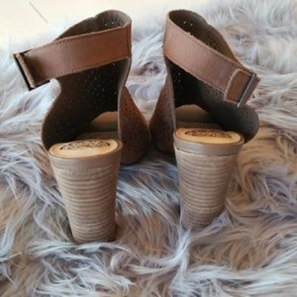 Vince Camuto Tan Sandals Selda 9.5 - Picture 2 of 4